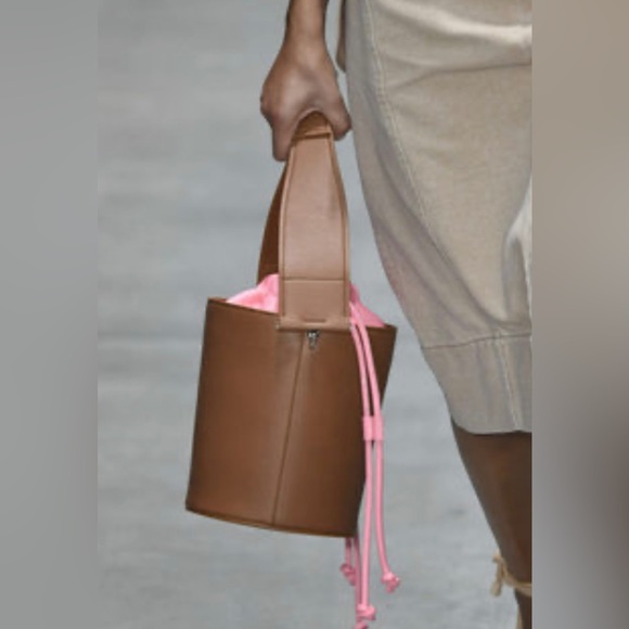 SOLD! Brand New Sportmax Runway Leather Bucket Bag Size: OS all Seasons - Picture 2 of 16
